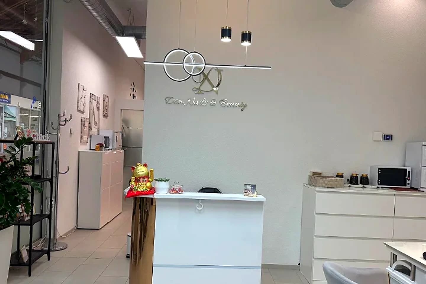 Dan Nails and Beauty